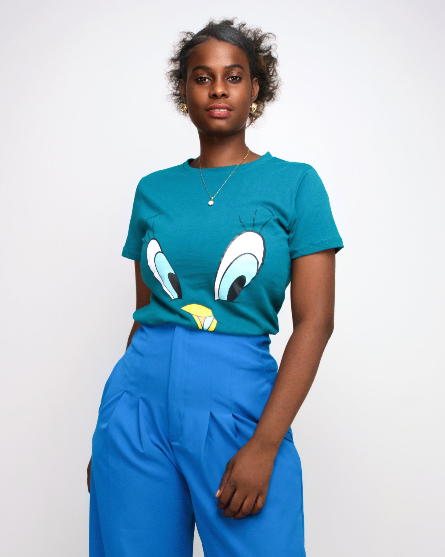 T-SHIRT FEMENINA COM MODELO OLHOS DO PATINHO (KK35053)