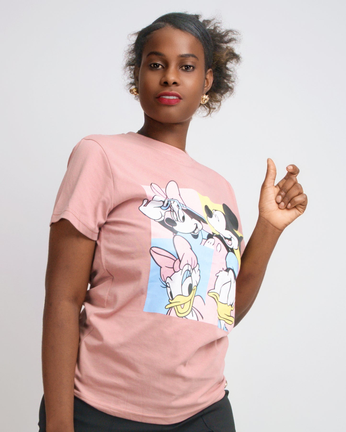 T-SHIRT FEMENINA COM MODELO MICKEY E SEUS AMIGOS (KK35055)