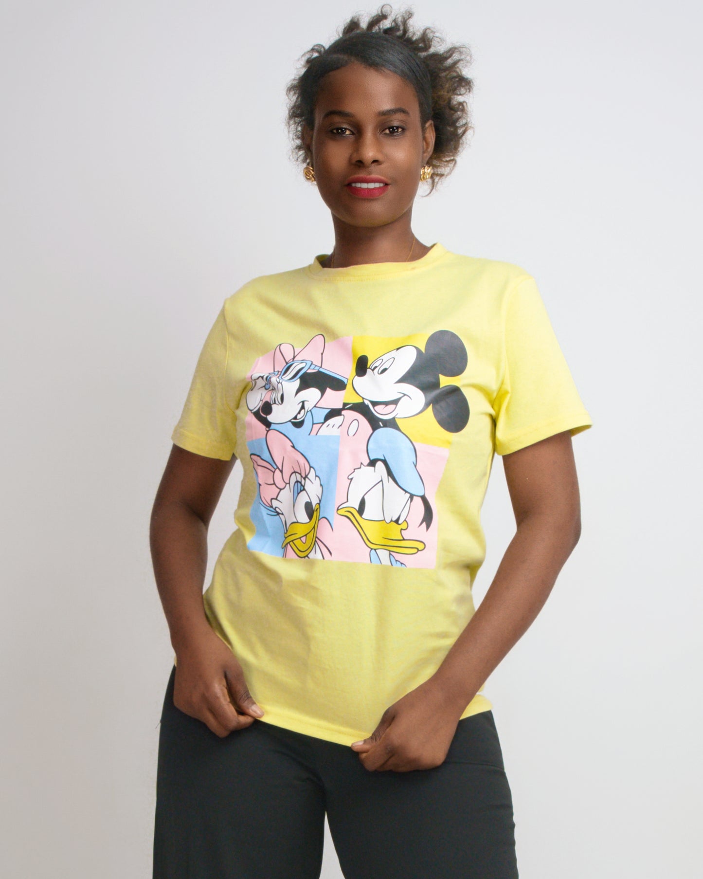 T-SHIRT FEMENINA COM MODELO MICKEY E SEUS AMIGOS (KK35055)