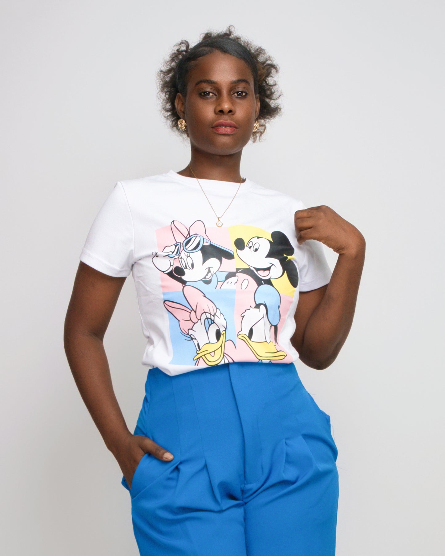 T-SHIRT FEMENINA COM MODELO MICKEY E SEUS AMIGOS (KK35055)