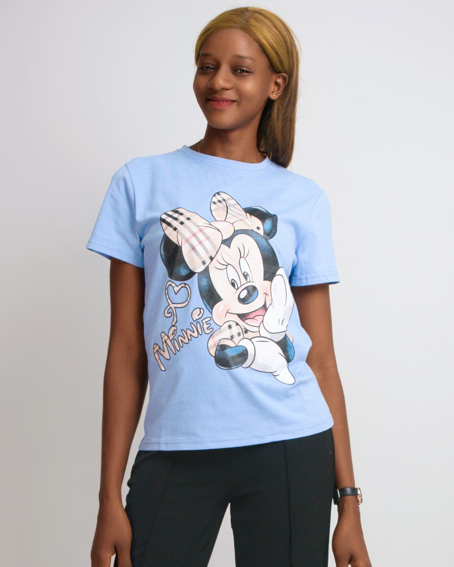 T-SHIRT FEMENINA COM MODELO MINIE (KK35059)