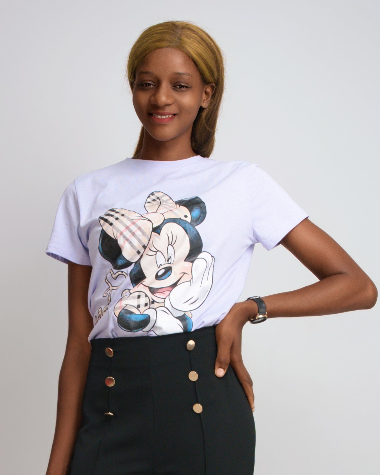 T-SHIRT FEMENINA COM MODELO MINIE (KK35059)