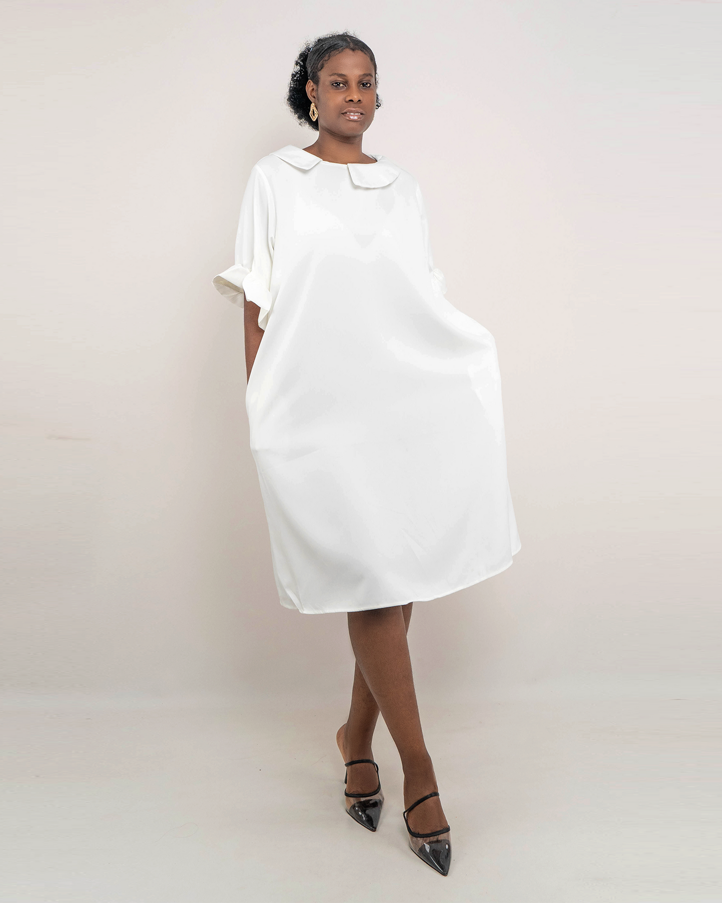 VESTIDO COM MANGA ESFOLHADO ATÉ AO CUTUVELO (Q-18055H)