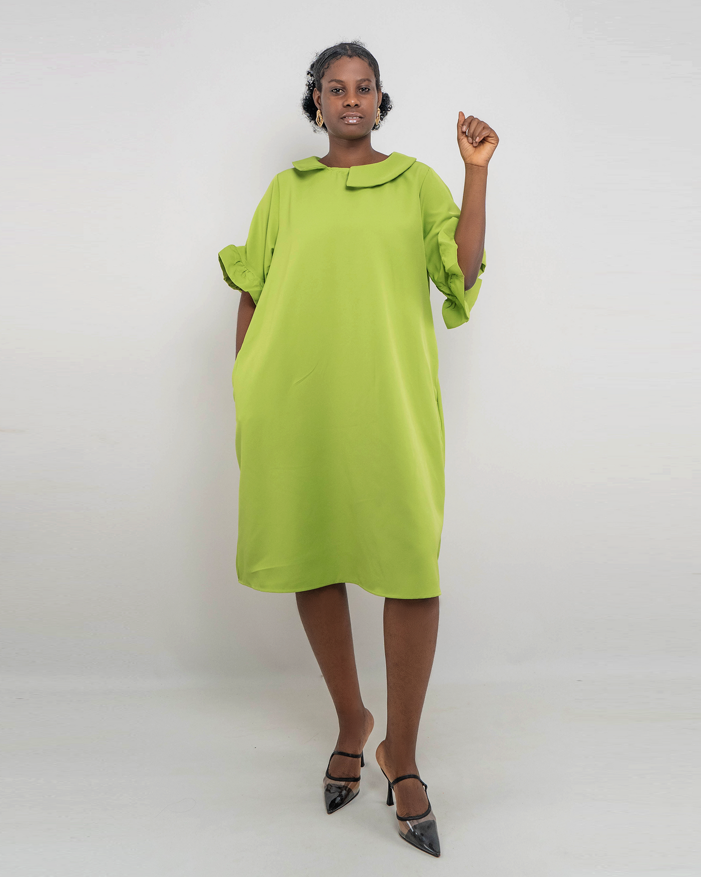 VESTIDO COM MANGA ESFOLHADO ATÉ AO CUTUVELO (Q-18055H)