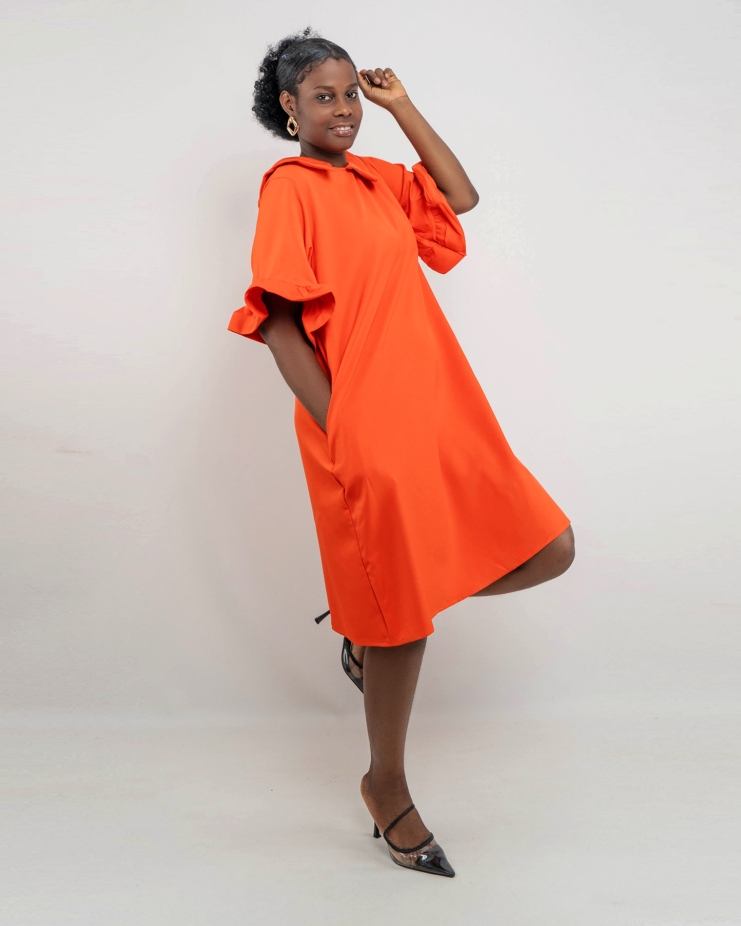 VESTIDO COM MANGA ESFOLHADO ATÉ AO CUTUVELO (Q-18055H)
