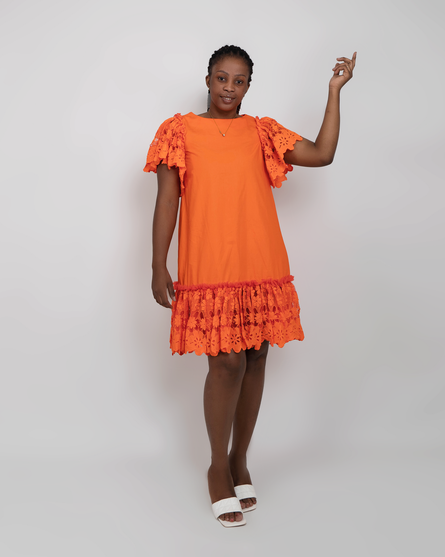 VESTIDO CURTO COM MANGAS BORDADA (Q-18080H)