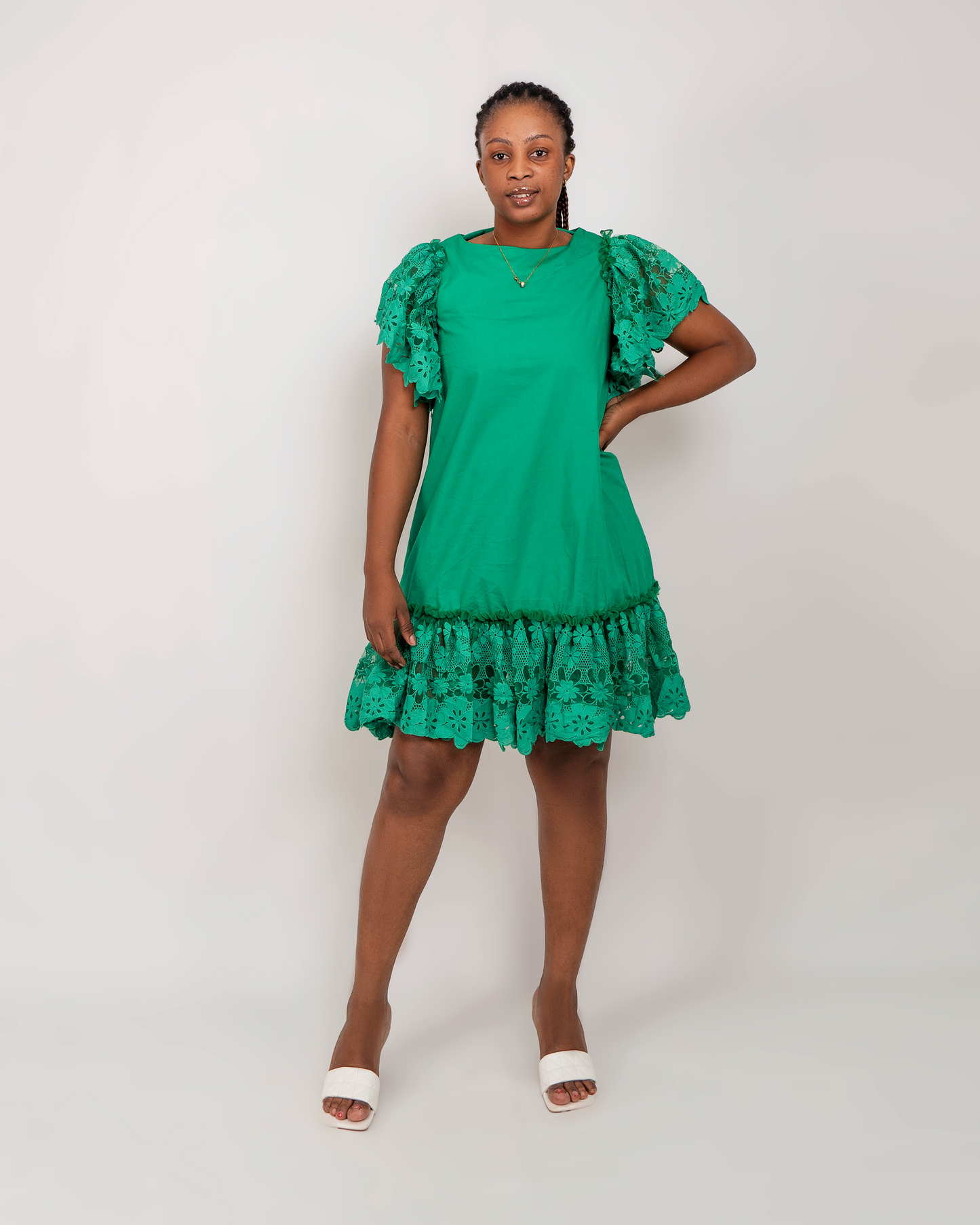 VESTIDO CURTO COM MANGAS BORDADA (Q-18080H)