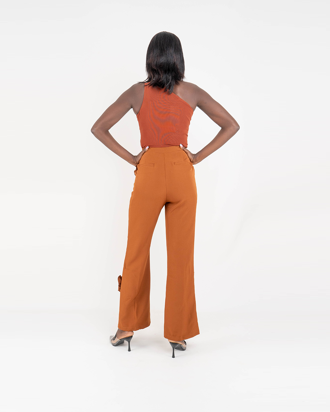 Fato de Pantalona com Flor e Blusa de Uma mão (TZ-2895)