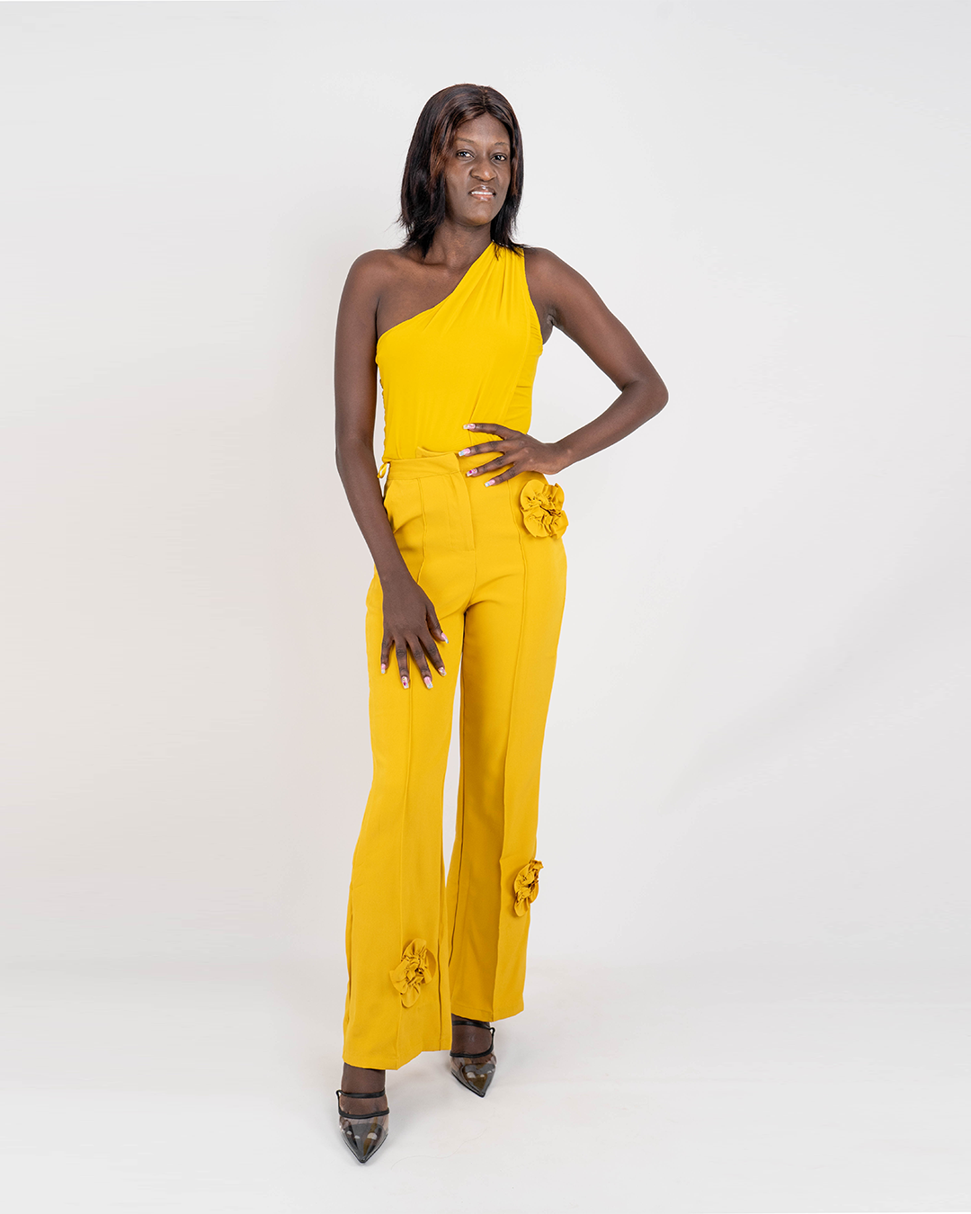 Fato de Pantalona com Flor e Blusa de Uma mão (TZ-2895)