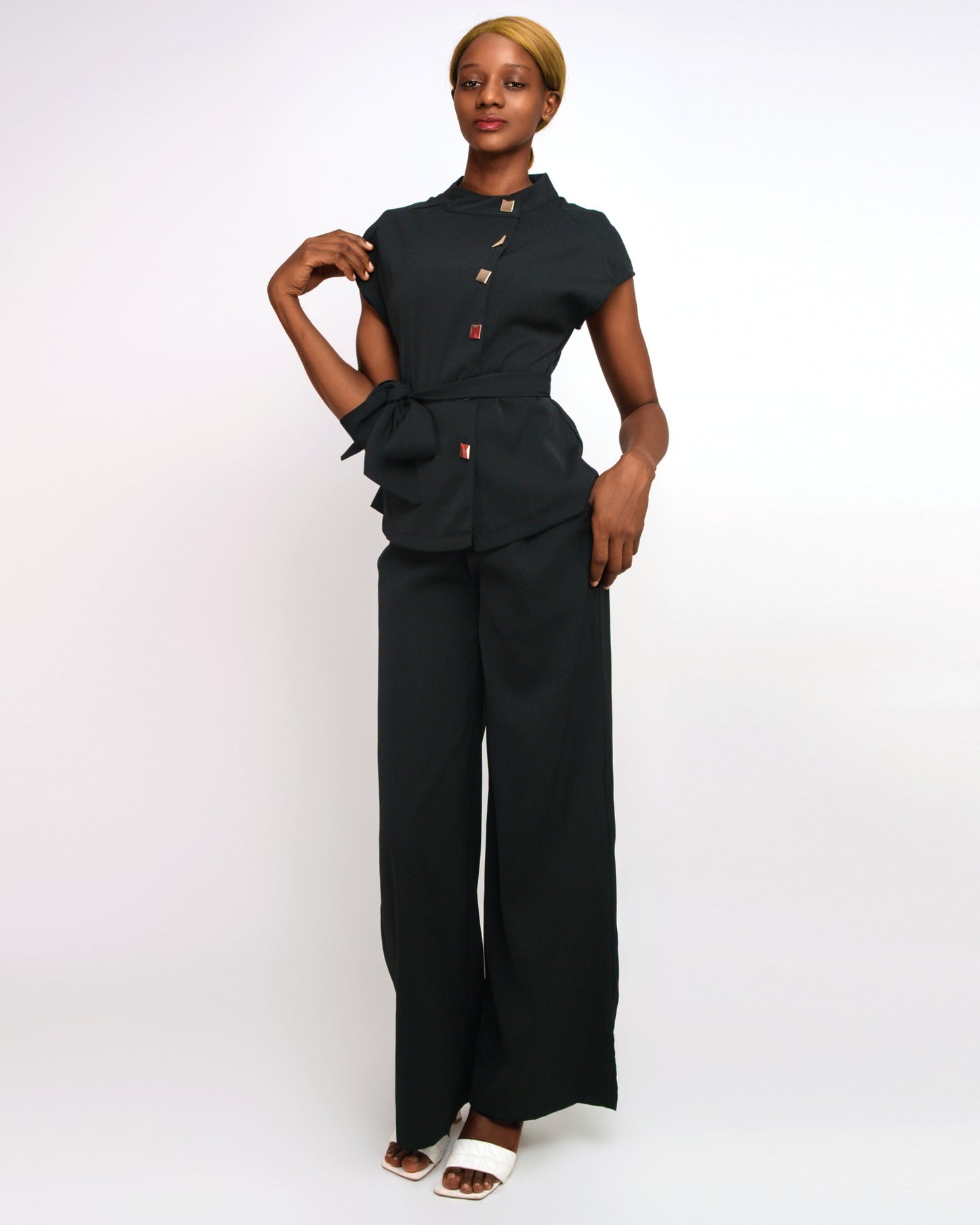 FATO DE PANTALONA COM BLUZA MANGA COMPRIDA COM UMA FITA E LENCO ( TZ-2971)